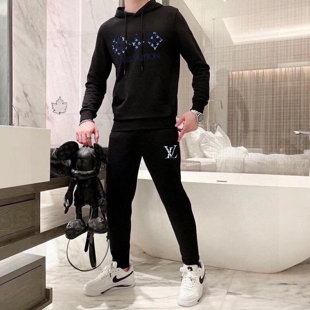 🅿️400 direct batch [LV Louis Vuitton] (Fat Man Gospel) hot-selling suit is coming. Focus on the original version of the official website. 2025 new hot-selling cardigan sweater suit. The original order is the best. 🇭🇰The meticulous work of top designers. Just for a fitting and perfect upper body effect. 100% natural high-quality Roman cotton, close-fitting comfort, noble and elegant! Original hardware embodies elegance and nobility! Counter size: M-5XL (maximum wear up to 220 pounds)